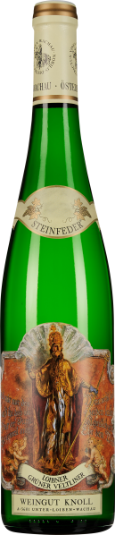 Grüne Weinflasche mit kunstvollem Etikett, das eine detaillierte Illustration zeigt. Die Flasche hat einen cremefarbenen Hals mit feinen goldenen Verzierungen.