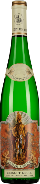 Grüne Weinflasche mit kunstvollem Etikett, das eine historische Figur zeigt. Die Flasche hat ein klassisches, elegantes Design mit goldenen und weißen Elementen am Flaschenhals und auf dem Etikett.