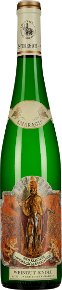 Grüne Weinflasche mit einem kunstvollen Etikett, das eine historische Figur mit reich verzierten Details in warmen Tönen zeigt.