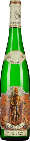 Grüne Glasflasche mit kunstvoll verziertem Etikett, das eine historische Figur in goldenen Tönen darstellt. Breites Bandetikett mit Wein- und Traubenmotiven über dem Hauptbild.