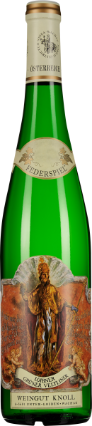 Die Flasche zeigt einen Grünen Veltliner mit einem kunstvoll gestalteten Etikett, das eine historische Figur mit einem Stab und Engelkindern abbildet. Die Flasche ist grün und hat einen goldenen Hals mit einem detaillierten Logo.