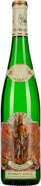 Grüne Weinflasche mit elegantem Etikett, das kunstvolle Illustrationen zeigt. Die Flasche hat eine schlanke Silhouette mit einem goldfarbenen Verschluss.