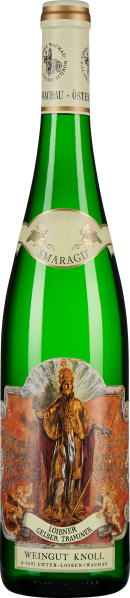 Grüne Weinflasche mit reich verziertem, künstlerischem Etikett, das eine historische Figur zeigt, ergänzt durch dekorative Schriftzüge und ein goldenes Siegel am Hals.