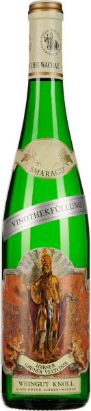 Eine grüne Weinflasche mit kunstvoll gestaltetem Etikett, das eine historische Figur darstellt. Die Etikettenfarbe harmoniert mit der Glasfarbe der Flasche und vermittelt einen klassischen, eleganten Eindruck.