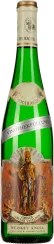 Eine grüne Weinflasche mit kunstvoll gestaltetem Etikett, das eine historische Figur darstellt. Die Etikettenfarbe harmoniert mit der Glasfarbe der Flasche und vermittelt einen klassischen, eleganten Eindruck.