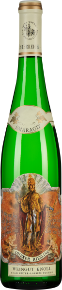 Grüne Weinflasche mit kunstvollem Etikett, das eine historische Figur in goldener Kleidung zeigt. Das Etikett ist verziert mit detaillierten Illustrationen und hat einen eleganten, klassischen Stil.