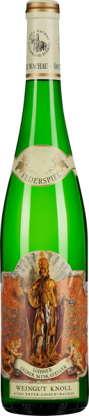 Grüne Weinflasche mit cremefarbenem Halsband und verziertem Etikett, das eine traditionelle Illustration zeigt.