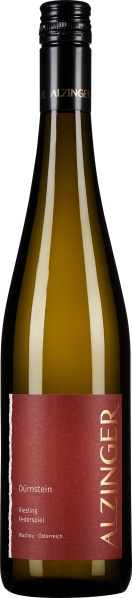 Eine schlanke Weinflasche mit grünlich-hellgelbem Glas und dunkelgelbem Inhalt. Die Flasche hat eine schwarze Schraubkappe. Das Etikett ist tiefrot mit goldener Schrift.