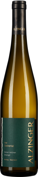 Eine schlanke Weinflasche mit dunkelgrünem Etikett und goldener Schrift. Die Flasche ist aus klarem Glas, das den gelblichen Wein sichtbar macht, und hat einen schwarzen Verschluss.