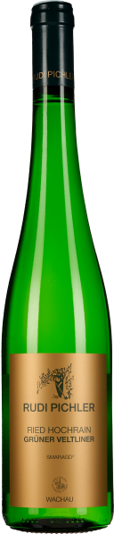 Weinflasche mit grünem Glas, schlanker Form und goldfarbenem Etikett.