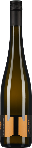 Eine Weinflasche mit schlanker Form, dunklem Glas und mattschwarzem Drehverschluss. Das Etikett ist elegant gestaltet, mit minimalistischen, farbigen Elementen in Orange und Schwarz.