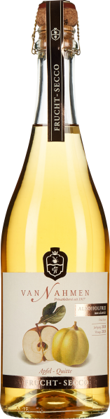 Transparente Glasflasche mit hellem, goldgelbem Inhalt. Auf dem Etikett sind stilisierte Abbildungen eines Apfels und einer Quitte zu sehen. Die Flasche hat einen Korkverschluss und ein dunkles, elegantes Band mit goldener Schrift zieht sich vertikal über