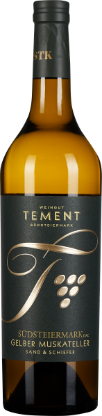 Die Weinflasche zeigt ein elegantes Design mit einem dunkelgrünen Etikett und silbernen Schriftzügen. Der Flaschenhals ist ebenfalls dunkelgrün mit goldener Prägung. Das Etikett ist mit einer grafischen Darstellung von Trauben verziert. Die Flasche hat ei