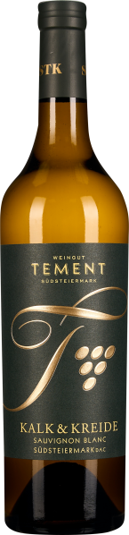 Alt-Text: Eine Weinflasche mit dunklem Etikett und goldener Schrift. Die Flasche hat eine schlanke Form und einen dunklen Verschluss. Opulentes Design mit weinguttypischem Logo und einer stilisierten Traube.