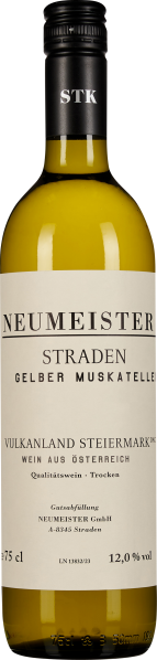 Die Weinflasche zeigt ein elegantes, minimalistisches Design mit einem klaren, weißen Etikett und schwarzer Schrift. Der Korken ist mit einem schwarzen Siegel verschlossen. Die transparent bernsteinfarbene Flasche lässt den goldgelben Wein erkennen.