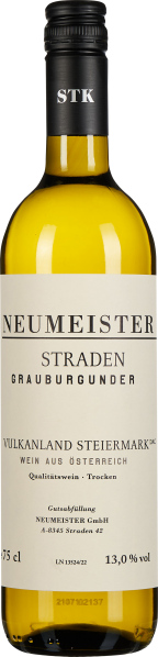 Eine Weißweinflasche mit einem cremefarbenen Etikett und schwarzem Schriftzug. Die Flasche hat einen schlanken Hals mit einer schwarzen Kapsel und reflektiert Licht auf ihrer glatten Oberfläche.