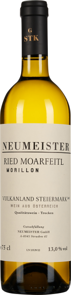 Eine stilvolle Weinflasche mit eleganter, cremefarbener Etikettierung und schwarzem, dezentem Verschluss. Die Flasche hat eine klare, klassische Form, die den goldenen Farbton des darin enthaltenen Weißweins betont.