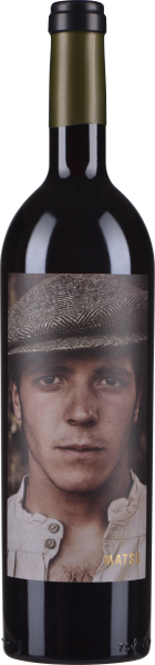 Weinflasche mit einem Porträt eines jungen Mannes, der frontal blickt. Das Etikett zeigt den Mann in neutralen Farbtönen mit einem markanten, ernsten Ausdruck. Der Verschluss der Flasche ist dunkel gehalten.