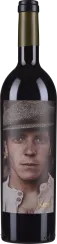 Weinflasche mit einem Porträt eines jungen Mannes, der frontal blickt. Das Etikett zeigt den Mann in neutralen Farbtönen mit einem markanten, ernsten Ausdruck. Der Verschluss der Flasche ist dunkel gehalten.