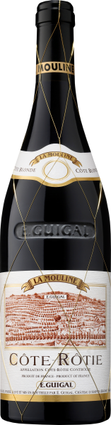 Die Weinflasche hat eine elegante, dunkle Farbe mit einem kunstvoll gestalteten Etikett, das in warmen Erdtönen gehalten ist und eine detaillierte Landschaftszeichnung zeigt. Ein goldenes Netz umhüllt die Flasche und verleiht ihr ein luxuriöses Aussehen.