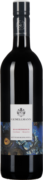 Dunkle Weinflasche mit elegantem, floral gestaltetem Etikett in Blau- und Goldtönen; der Flaschenhals zeigt einen Aufdruck auf schwarzem Hintergrund.