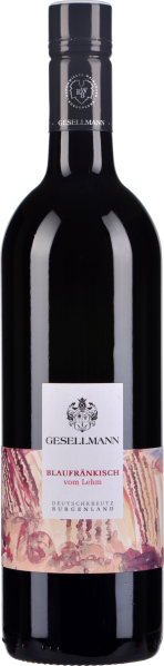 Die Flasche zeigt einen tiefroten Wein mit einem eleganten Etikett, das künstlerische Graphemotive in rotvioletten Tönen aufweist. Der Flaschenhals ist schwarz und schlicht gestaltet.
