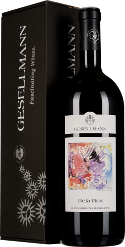 Eine elegante Weinflasche mit dunklem Etikett, das ein buntes Aquarellmotiv zeigt. Die Flasche steht vor einer passend gestalteten schwarzen Geschenkbox mit stilisierten weißen Sonnenmotiven.