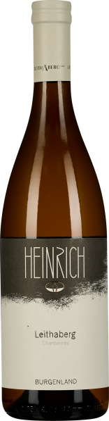 Eine Weinflasche mit schlanker Form, gefüllt mit hellbraunem bis goldgelbem Wein. Der Korken ist weiß, und das Etikett hat einen minimalistischen Stil in Schwarz und Weiß mit einem verwischten grafischen Element.