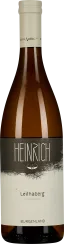 Eine Weinflasche mit schlanker Form, gefüllt mit hellbraunem bis goldgelbem Wein. Der Korken ist weiß, und das Etikett hat einen minimalistischen Stil in Schwarz und Weiß mit einem verwischten grafischen Element.