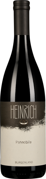 Die Weinflasche hat ein elegantes Design mit einem mattschwarzen Hals und einem Etikett in gedeckten Erdtönen. Das Etikett zeigt einen stilisierten Schriftzug und schlichte Grafikelemente.