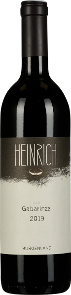 Dunkle Glasflasche mit schlichtem, eleganten Etikett in Erdtönen; kontrastreiche Schrift.