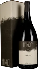 Eine dunkle Weinflasche mit mattem Etikett und minimalistischem Design steht neben einer passenden rechteckigen Box mit ähnlicher Farbgebung und kunstvollem Muster.