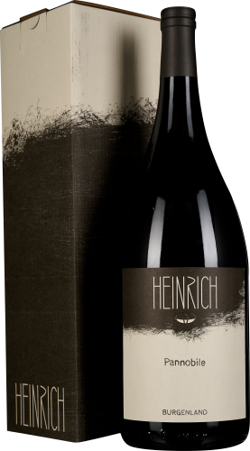 Eine dunkle Weinflasche mit mattem Etikett und minimalistischem Design steht neben einer passenden rechteckigen Box mit ähnlicher Farbgebung und kunstvollem Muster.