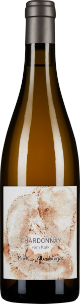 Weinflasche mit dunkelgrauem Verschluss und klarem Glas, das einen hellgoldenen Wein zeigt. Das Etikett ist cremefarben mit einer künstlerischen Darstellung in erdigen Tönen.