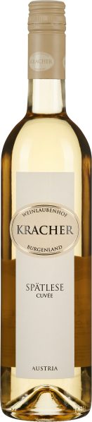 Flasche mit mittelgelbem Wein, schlichtem Etikett und hellem Schraubverschluss.