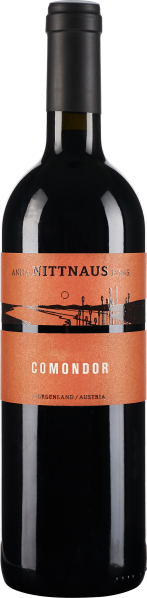 Eine dunkle Weinflasche mit einem orangefarbenen Etikett, das eine stilisierte Landschaft zeigt. Die Flasche hat einen schwarzen Schraubverschluss.