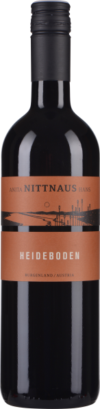 Eine schlanke, dunkelgrüne Weinflasche mit einem mattschwarzen Schraubverschluss. Das Etikett ist in einem warmen Brauntoon gehalten, darauf ist ein minimalistisches Landschaftsbild in Schwarz und ein prominenter weißer Schriftzug.