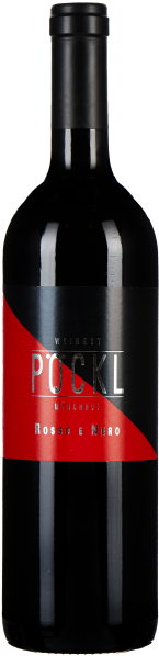 Dunkle Weinflasche mit einem modernen Etikett in Schwarz und Rot, glänzender Kapselverschluss.