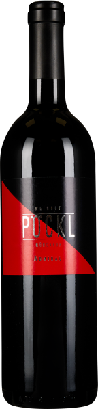 Flasche mit dunkelrotem Etikett und schwarzem Verschluss, reflektiert Licht auf der glatten, dunklen Glasoberfläche.