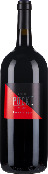 Eine schlanke, dunkle Weinflasche mit einem modernen Etikett, das diagonale, rote und schwarze Elemente aufweist. Der elegante Verschluss verleiht der Flasche ein ansprechendes Erscheinungsbild.