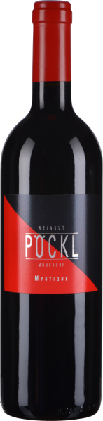 Flasche mit dunkler, glänzender Oberfläche und rotem, leicht schrägem Etikett; roter Schraubverschluss.