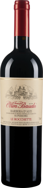 Eine elegante Weinflasche mit schwarzem Glas und rotem Hals. Das Etikett ist cremefarben mit roter und schwarzer Schrift sowie einer feinen Illustration, die ein klassisches Weingut zeigt.