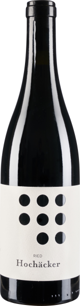 Weinflasche mit cremeweißem Etikett und schwarzen Punkten, elegant und minimalistisch gestaltet.