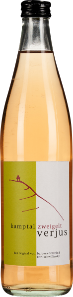 Klare Glasflasche mit schwarzem Schraubverschluss, gefüllt mit einer blass-orangefarbenen Flüssigkeit. Das Etikett ist zweigeteilt: links in Grün mit einem stilisierten Zweig in lila, rechts weiß mit Text in Schwarz und Rot.