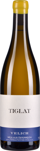 Eine schlanke Weinflasche mit einem gelben Verschluss. Das Etikett ist schlicht und zweigeteilt: oben weiß mit schwarzem Schriftzug und unten blau mit weißem Text. Die Flasche enthält hellen Wein, der durch das Glas sichtbar ist.