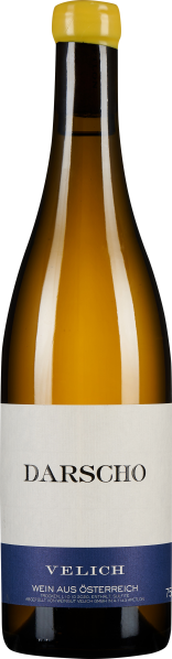 Die Weinflasche hat einen schlanken Hals, einen hellgelben Verschluss und ein schlichtes, elegantes Etikett in Weiß und Blau. Der Flaschenkörper ist aus braunem Glas.