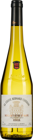 Die Weinflasche zeigt eine klare, goldgelbe Flüssigkeit mit einem eleganten Etikett in Weiß und Gold. Der Verschluss ist schwarz mit goldener Beschriftung, und die Flasche hat eine raffinierte und klassische Form.