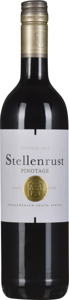 Weinflasche mit dunkelroter Flüssigkeit, elegantes Etikett in Weiß mit schwarzer Schrift und goldener Prägung, goldfarbener Schraubverschluss.