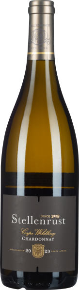 Die Weinflasche zeigt eine elegante, klare Form mit einem goldenen Schraubverschluss. Das Etikett ist dunkel mit weißer und goldener Schrift und einem kleinen Wappen. Der Wein hat eine helle, goldgelbe Farbe.