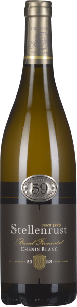 Die Weinflasche zeigt eine elegante Gestaltung mit einem goldenen Etikett und glänzenden Akzenten. Sie hat einen schlanken Hals und eine breite Schulter. Der klare Glaskörper lässt die hellgelbe Farbe des Weins durchscheinen und verleiht ihm ein hochwerti